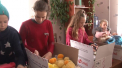 Mai multi elevi de la gimnaziul Solcani din Soroca, si-au unit fortele pentru o fapta nobila: au umplut cateva cutii cu produse alimentare, jucarii si haine si le-au impartit copiilor din familiile social vulnerabile din sat - VIDEO