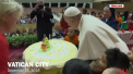 Papa Francisc implineste astazi 82 de ani. Cu o zi inainte de aniversarea sa, suveranul pontif a primit un tort urias, de la copiii de la dispensarul pediatric Sfanta Maria, din cetatea Vaticanului - VIDEO