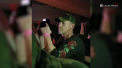 Imagini emotionante la un concert. Ce face o tanara pentru tatal ei surd