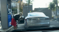 Momentul in care o femeie incearca sa alimenteze cu combustibil o masina Tesla. Imaginile surprinse intr-o benzinarie - VIDEO