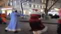 Au uitat de spiritul sarbatorilor si s-au luat la bataie. Doi barbati, costumati in Mos Craciun, si-au impartit pumni, dupa ce nu au putut imparti locul de langa un brad din Odesa - VIDEO