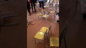 Bataie intre parinti pentru un loc in fata la serbarea de Craciun a celor mici - VIDEO