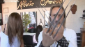 Un frizer s-a facut cunoscut in Spania, pentru stilul neobisnuit de a tunde. In loc de foarfeca, el foloseste sabii si gheare metalice - VIDEO