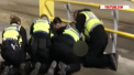 Trei persoane au fost ranite intr-o statie feroviara din Manchester, dupa ce au fost atacate de un barbat inarmat cu cutit - VIDEO