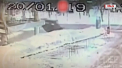 O masina cu trei oameni a cazut de la etajul trei al unei parcari supraetajate dintr-o suburbie a Moscovei. Imagini de pe camerele de supraveghere - VIDEO