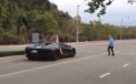 Suparat pe un sofer care facea curse cu un Lamborghini in cartier, un barbat din SUA a atacat bolidul cu pietre. VIDEO
