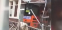 Infuriat ca nu si-a primit salariul, un muncitor din Marea Britanie a distrus hotelul aproape finisat, pe care tot el l-a construit. Barbatul a intrat cu un excavator in cladire  - VIDEO