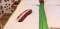 Un hotel pentru amatorii de carnati a fost deschis in Germania. In camere, oaspetii pot gasi perne si chiar sapun in forma de mezeluri -VIDEO