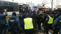 Sectie de politie luata cu asalt, in Kiev. Batalie intre activisti si agenti - VIDEO