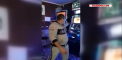 Furios ca a pierdut o suma mare de bani, un barbat a distrus un aparat dintr-o sala de jocuri din Romania - VIDEO