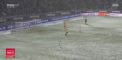 Zapada de pe stadion i-a adus mare ghinion unui jucator de la Hannover. A trimis mingea in poarta si a inceput sa sarbatoreasca golul. Dar necaz! Balonul s-a oprit din cauza zapezii la cativa centimetri de poarta - VIDEO
