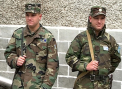 Pusi pe sotii, chiar daca sunt militari. Povestea a doi frati gemeni pe care pana si parintii ii incurca