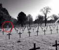 "Se vede cum cineva sta acolo". Ce a fotografiat un tanar intr-un cimitir de razboi