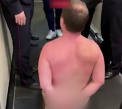 Cum sa ajungi vedeta peste noapte? Un master class, oferit de un barbat din Rusia care a incercat sa urce la bordul unui avion in pielea goala - VIDEO