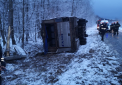 Un microbuz cu 25 de persoane s-a rasturnat din cauza poleiului. Drumul nu era curatat - FOTO/VIDEO