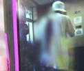 Imagini socante in fast-food. Clientii si-au dat seama ca e injunghiat abia cand l-au auzit ce spune la telefon