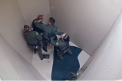 Momentul in care un detinut e batut crunt si electrocutat de 8 gardieni, in SUA. Imagini socante - FOTO/VIDEO