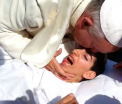 Un roman a reusit sa-l opreasca din drum pe Papa Francisc, pentru a binecuvanta o tanara cu dizabilitati. VIDEO