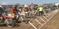 Acrobatii fantastice, adrenalina si sarituri senzationale. In jur de 50 de motociclisti de la noi s-au intrecut la viteza la prima etapa a campionatului Republicii Moldova la Motocros - VIDEO