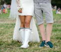 Nunta neconventionala in Marea Britanie. Mireasa a dat pantofii eleganti pe cizme de cauciuc, iar mirele a venit in pantaloni scurti