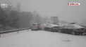 O ninsoare rara de aprilie a provocat un carambol pe o autostrada din Spania. Peste 50 de vehicule s-au ciocnit in lant din cauza zapezii - VIDEO