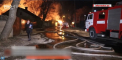 Un incendiu de amploare a izbucnit noaptea trecuta la Kiev, intr-un cartier cu locuinte. Flacarile s-au raspandit pe o suprafata de 600 de metri patrati si au distrus mai multe case de locuit - VIDEO