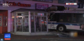 Oaspete nepoftit si dezastruos intr-un restaurant din New York. Un autobuz a intrat in local si a dat peste vitrina, facand-o tandari - VIDEO