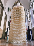 O moldoveanca spune ca a creat o rochie din 1000 de prezervative si o va prezenta la un concurs din Italia. De ce a facut acest lucru. Cum explica tanara - FOTO