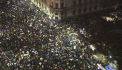 Zeci de mii de oameni au protestat in Bucuresti. Manifestantii au aprins lanternele si au cantat imnul in fata Parlamentului - LIVE VIDEO/FOTO