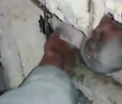 VIDEO. Bebelus de 2 luni, salvat dupa 16 ore de sub daramaturi, in Siria