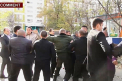 BATAIE GENERALA la Ciocana. Locatarii unui bloc i-au luat la pumni pe muncitori. VIDEO