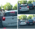 Incident socant surprins pe o strada din Rusia. Soferul unui BMW demareaza fara retinere peste un alt barbat cu care se certa
