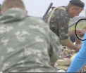 VIDEO. Momentul in care un separatist pro-rus ar fura inelul unei victime, la locul dezastrului aviatic din Ucraina