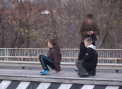 Pot muri in orice moment. Distractia bolnava a unor copii pe viaduct: "Va rugam, nu aratati asta"