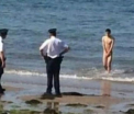 Politistii din Irlanda de Nord ii ameninta cu dosar penal pe cei care se scalda dezbracati in mare