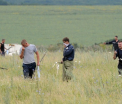 Catastrofa aviatica din Ucraina. Expertii parasesc o parte a zonei in care s-a prabusit avion malaezian din cauza luptelor