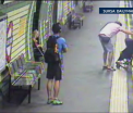 Scene de infarct la metroul londonez. O femeie si-a salvat copilul in ultima secunda din fata trenului