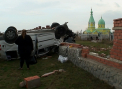 Masina facuta zob la Causeni: A fost aruncata in gardul unui cimitir. VIDEO