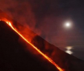 Imagini spectaculoase cu Vulcanul Stromboli care erupe de pe coasta Siciliei. VIDEO
