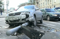 Un Nissan a doborat un semafor in centrul capitalei: Soferul a trecut pe rosu