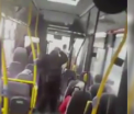Sofer de autobuz filmat in timp ce a agresat o femeie gravida. A fost concediat pe loc