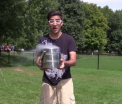 VIDEO. Cea mai periculoasa provocare Ice Bucket Challenge. Un chimist si-a turnat in cap azot lichid
