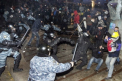 Imagini dure la Kiev. Politistii au intervenit VIOLENT pentru a dispersa multimea: Zeci de raniti