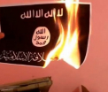 Activistii libanezi ard steagul Statului Islamic, dupa modelul "Ice Bucket Challenge". VIDEO