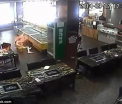 VIDEO. Momentul in care o studenta este cuprinsa de flacari intr-un restaurant, dupa ce chelnerita a turnat gaz pe o plita incinsa