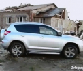 La un pas de a fi luat de o tornada. Soferul abia iesise cu masina din garaj, cand cladirea a fost spulberata de vant