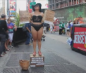 Protest inedit in centrul orasului New York. Motivul pentru care o femeie s-a dezbracat aproape complet si a pozat in statuie