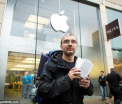 Un barbat a stat 44 de ore la o coada sa cumpere un iPhone 6 pentru sotia care l-a parasit