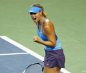 Cine se afla langa barbatul care citeste o stire despre tenismena Maria Sharapova: "Buna prietene, sunt chiar in spatele tau!". FOTO