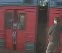 Femeie obligata sa calatoreasca 5 kilometri cu capul prins intre usile unui tren. VIDEO